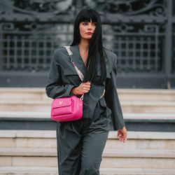 Sac à main femme à bandoulière 006g rose caviar lifestyle