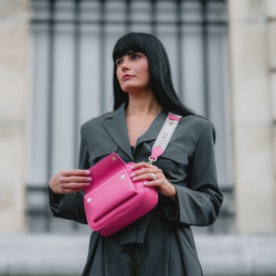 Sac à main femme à bandoulière 006g rose caviar lifestyle