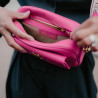 Sac à main femme à bandoulière 006g rose caviar lifestyle