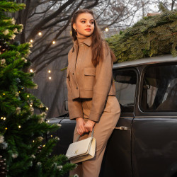 Sac à main pour femme à bandoulière 010g beige latte caviar lifestyle
