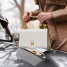 Sac à main pour femme à bandoulière 010g beige latte caviar lifestyle