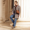 Sacoche homme en bandoulière 304g 01 cognac brun lifestyle