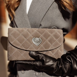 Sac à main pour femme 048g 01 en daim couleur grès lifestyle