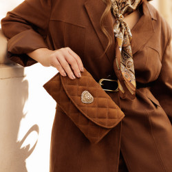 Sac à main pour femme 048g en daim marron lifestyle