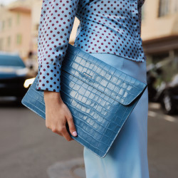 Housse d'ordinateur portable 309g 01 croco bleu lifestyle