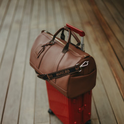 Sac de voyage 305g 01 biz cognac lifestyle