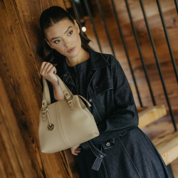 Sac à main femme bandoulière 004g 01 gris clair lifestyle