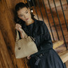 Sac à main femme bandoulière 004g 01 gris clair lifestyle