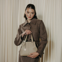 Sac à main femme bandoulière 004g 01 gris clair lifestyle