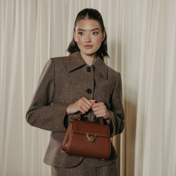 Sac à main pour femme bandoulière 032g 01 cognac lifestyle