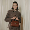 Sac à main pour femme bandoulière 032g 01 cognac lifestyle