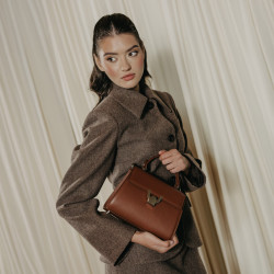 Sac à main pour femme bandoulière 032g 01 cognac lifestyle