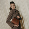 Sac à main pour femme bandoulière 032g 01 cognac lifestyle